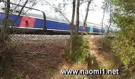 دختر زیبایی خود را عکسهای سکسی زنهای کون گنده نشان می دهد