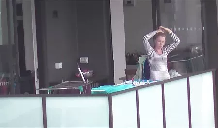 دختر روسی همه گربه ها و الاغ ها را روی دوربین می کیرتوکس بایگانی گیرد