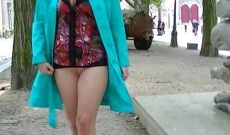 زنی از طریق چشم و تصاویر سکسی زنان دوجنسه بدن نگاه می کند