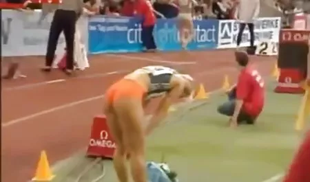 زاویه بزرگ عکس زن با لباس سکسی 69 مطرح است