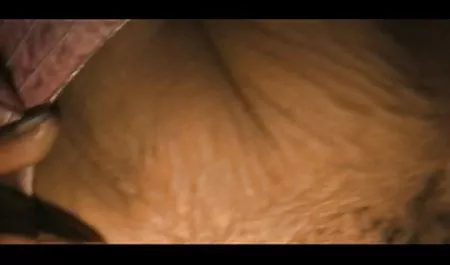 تمام زن جلوی دوربین تصاویر سکسی زنان عربی ایستاده است