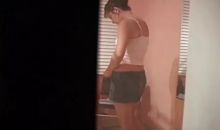 یک زن برهنه در حال شستن پنجره است ، عكس سكسي زن حامله و همسایه در حال گرفتن یک دوربین مخفی است